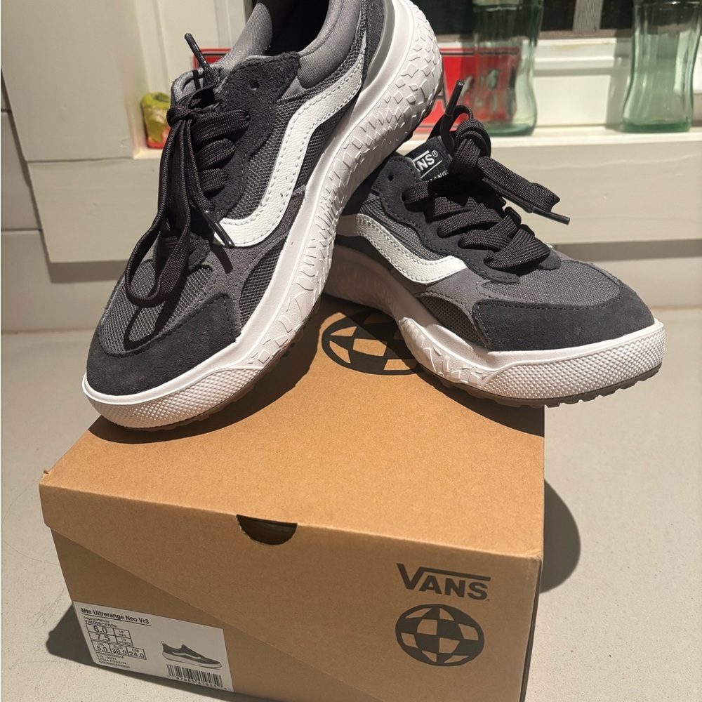 Vans Women’s (Unisex) Asphalt Black White Ultrarange VR3 Neo Sneakers- worn once